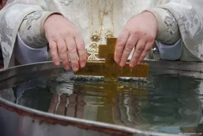 Можно ли набирать воду из под крана на Крещение