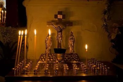 Куда ставить свечи в церкви