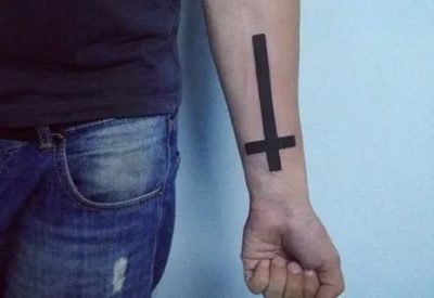 Что означает татуировка в виде перевернутого креста