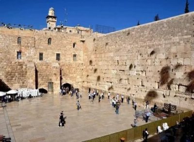 Почему называется Стена Плача в Иерусалиме