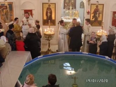 Сколько длится служба в церкви на Крещение