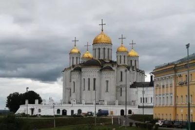В каком стиле построен Успенский собор во Владимире