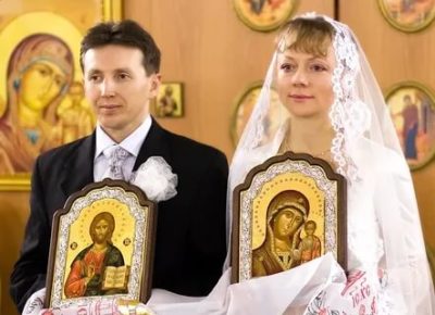 Кто держит иконы на венчание
