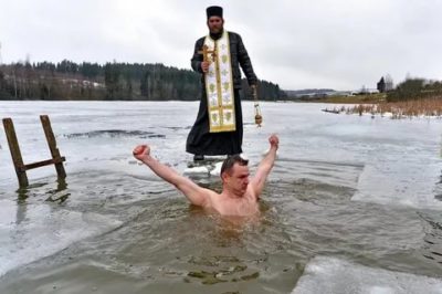 Зачем купаться в проруби на Крещение