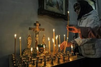 Как правильно ставить свечи в церкви за упокой