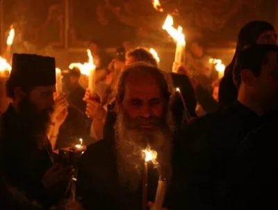 Почему Благодатный огонь сходит только на православную Пасху