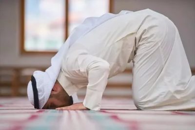 Как называется когда мусульмане молятся