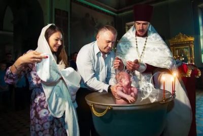 Что делает крестная мать во время крещения