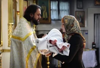 Что делает крестная мать во время крещения