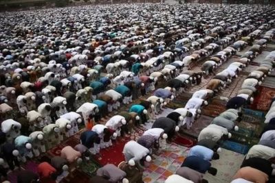 Как называется когда мусульмане молятся